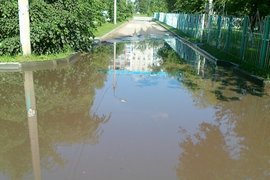 Лужа на дороге