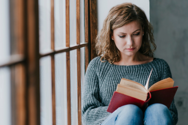 Девушка читает книгу