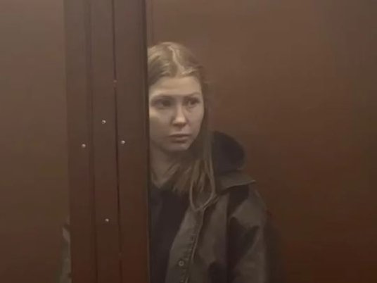 Сделавшая кальян на куличе Ксения Белоусова в зале суда