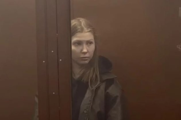 Сделавшая кальян на куличе Ксения Белоусова в зале суда