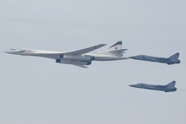 Ракетоносец Ту-160 и истребители МиГ-31
