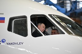 Президент России Владимир Путин в кабине пилота самолета SJ-100