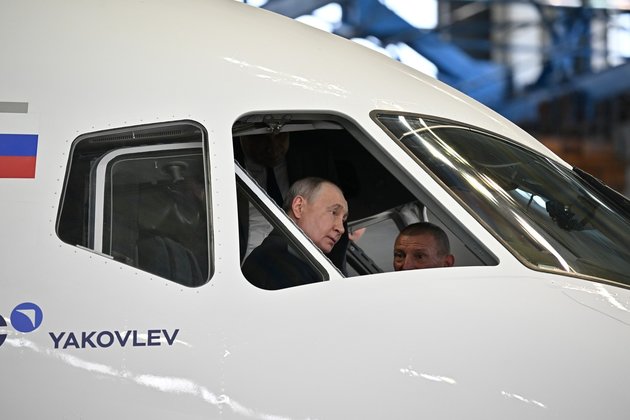 Президент России Владимир Путин в кабине пилота самолета SJ-100