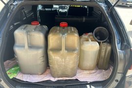 Канистры с бензином в багажнике у перекупщика