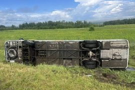 Опрокинувшийся на трассе в Красноярском крае автобус