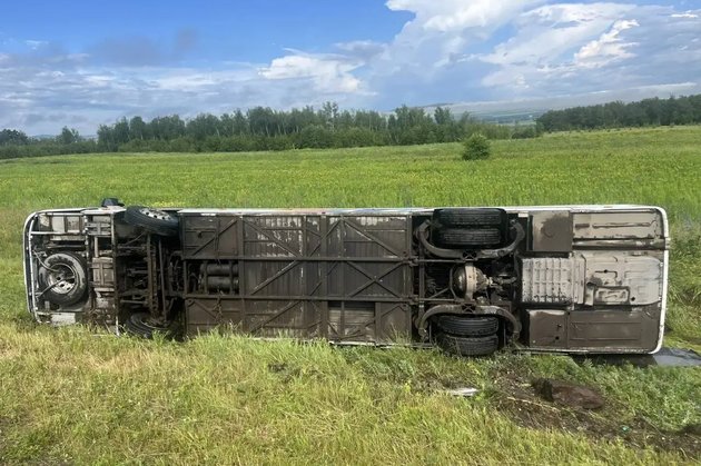 Опрокинувшийся на трассе в Красноярском крае автобус