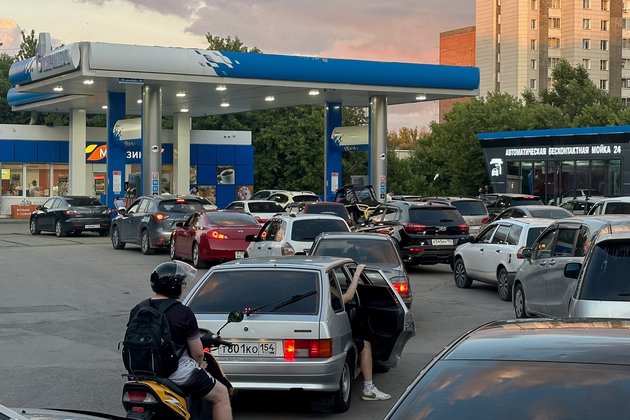 Очередь на АЗС «Газпромнефть» в Новосибирске