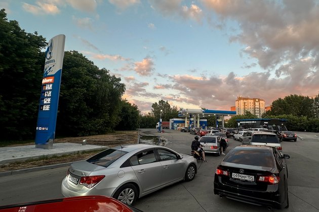 Очередь на АЗС в Новосибирске
