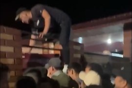 Толпа пытается проникнуть в частный дом в поисках пропавших девочек в Туве