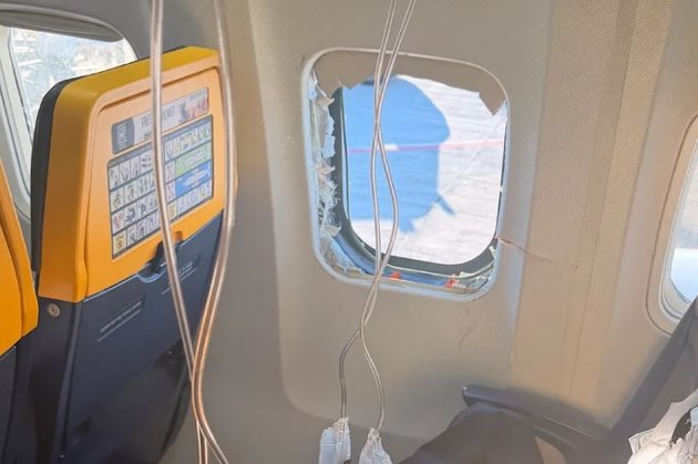 Разбитый иллюминатор в самолете Ryanair