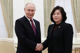 Президент России Владимир Путин и министр иностранных дел КНДР Цой Сон Хи