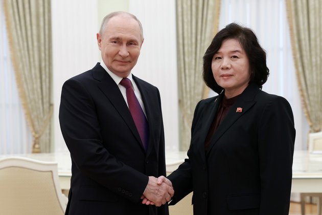 Президент России Владимир Путин и министр иностранных дел КНДР Цой Сон Хи