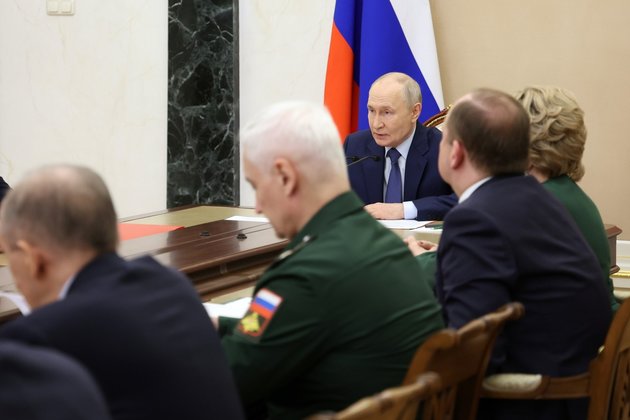 Путин обсудил производство новых вооружений