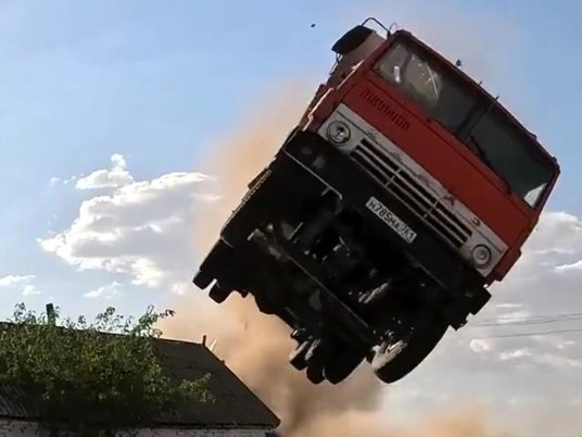Российский каскадер заставил грузовик перепрыгнуть дом
