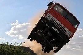 Российский каскадер заставил грузовик перепрыгнуть дом