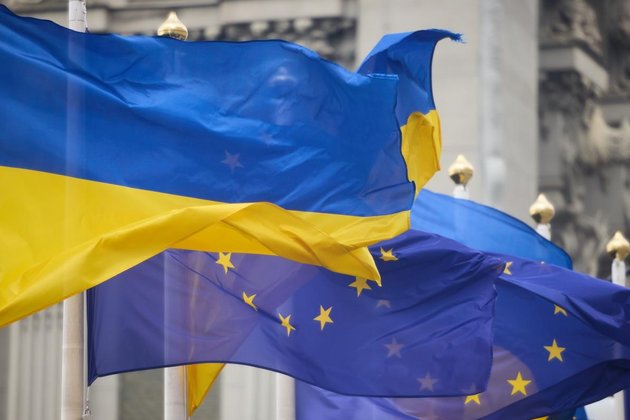 Флаги Украины и ЕС