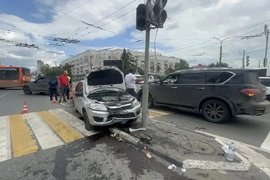 Автомобиль в Омске протаранил толпу пешеходов