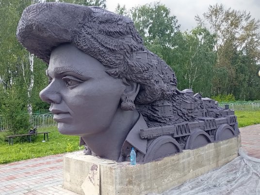 Скульптура «Тайга» в поселке Нижняя Пойма Красноярского края