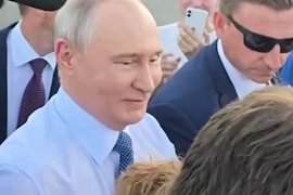 Президент России Владимир Путин общается с жителями Новосибирска