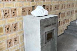 Обезглавленный бюст Путина в Дании