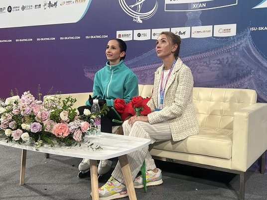 Фигуристка Софья Дзепка и тренер Екатерина Моисеева на этапе Гран-при в Сиане
