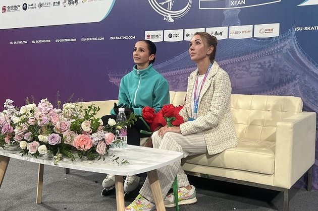 Фигуристка Софья Дзепка и тренер Екатерина Моисеева на этапе Гран-при в Сиане