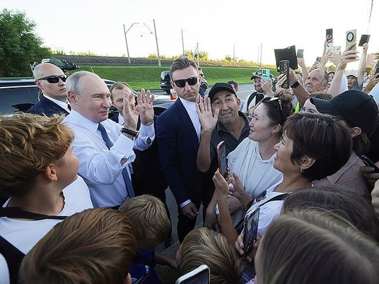 Президент РФ Владимир Путин на встрече с жителями Новосибирска