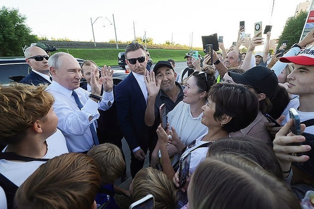 Президент РФ Владимир Путин на встрече с жителями Новосибирска