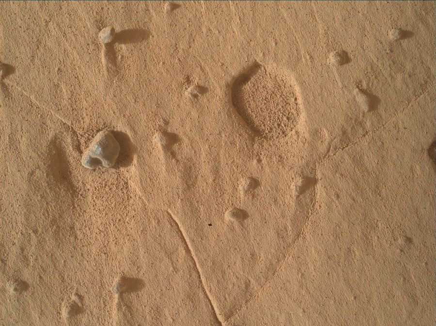 Curiosity нашел на Марсе загадочные углубления 