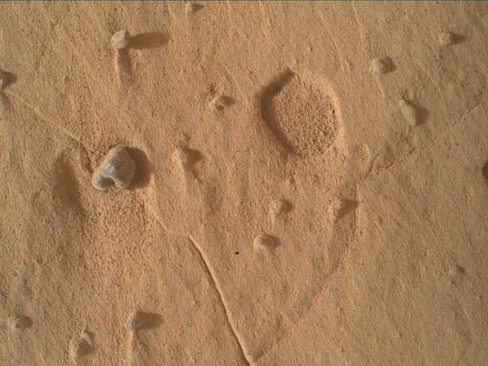 Curiosity нашел на Марсе загадочные углубления