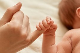Женщина и младенец
