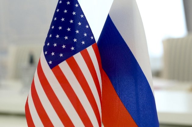 Флаги России и США