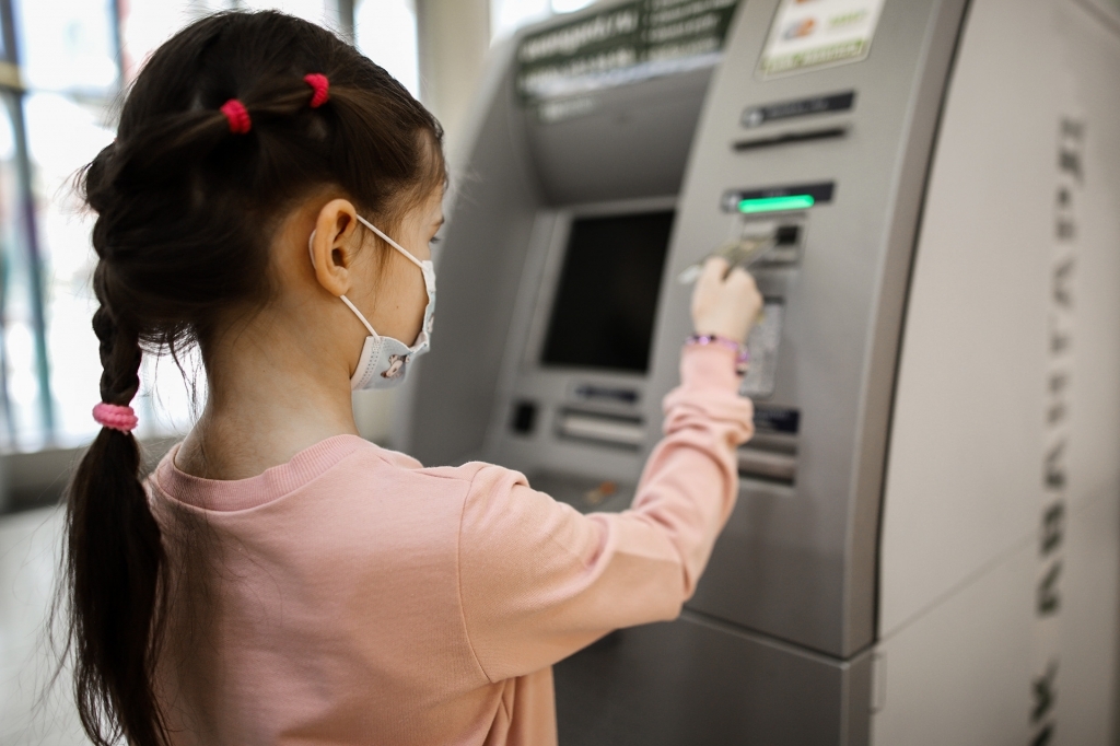 Детская банковская карта, банкомат